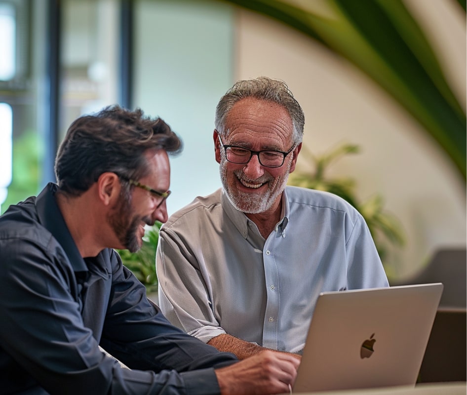asesor de servicios , brindando asesoría a un cliente