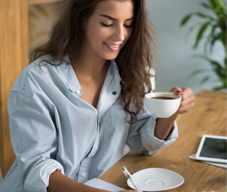 emprendedora disfrutando una taza de café colombiano de Manantial Coffee