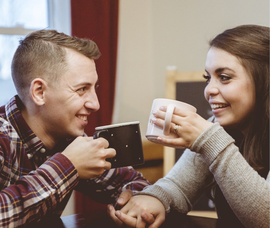amigos disfrutando de una taza de café colombiano de tres cordilleras en el trabajo